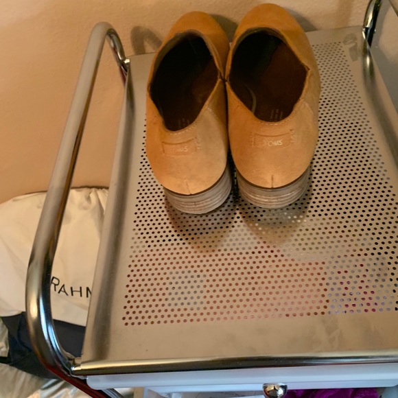 Tom’s Tan Flats size 8 1/2 - Picture 6 of 9